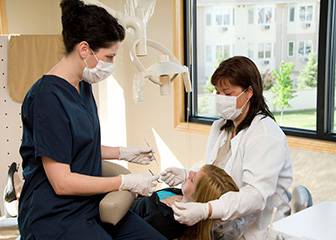 Du học Canada – giới thiệu khóa học Trợ lý Nha khoa (Dental Assisting) của Douglas College